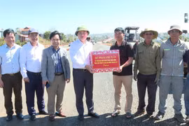 Chủ tịch UBND tỉnh Phạm Anh Tuấn kiểm tra dự án đường Nguyễn Văn Linh và tặng quà Tết cho công nhân