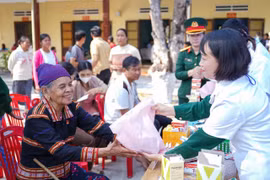 Khám bệnh, cấp thuốc miễn phí và tặng quà tại xã biên giới Ia Mơ