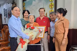 Bí thư Tỉnh ủy Thái Đại Ngọc trao Huy hiệu 80 năm tuổi Đảng cho 2 đảng viên lão thành