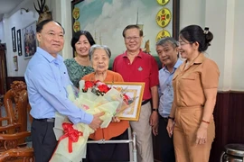 Bí thư Tỉnh ủy Thái Đại Ngọc trao Huy hiệu 80 năm tuổi Đảng cho 2 đảng viên lão thành