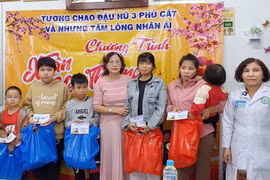 Trao quà "Xuân yêu thương" cho bệnh nhi ung thư máu
