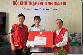 Hội Chữ thập đỏ tỉnh Gia Lai trao tiền hỗ trợ cho bệnh nhân nghèo và trẻ mồ côi