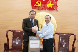 Đoàn cán bộ cấp cao tỉnh Champasak thăm, chúc Tết cổ truyền tại Gia Lai