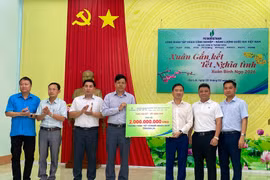 Petrovietnam trao quà cho 300 người dân ở xã Phù Mỹ Đông