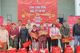 Trao tặng 300 suất quà Tết trị giá hơn 240 triệu đồng cho người dân phường Quy Nhơn Đông