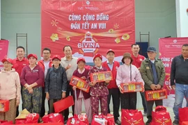 Trao tặng 300 suất quà Tết trị giá hơn 240 triệu đồng cho người dân phường Quy Nhơn Đông