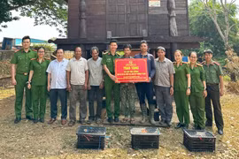 Công an phường Pleiku trao tặng heo giống cho 3 hộ có hoàn cảnh khó khăn ở làng Ơp