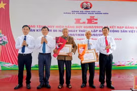 Đảng ủy phường Hoài Nhơn Bắc trao tặng Huy hiệu Đảng và kết nạp đảng viên mới