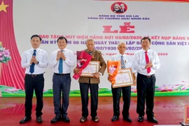 Đảng ủy phường Hoài Nhơn Bắc trao tặng Huy hiệu Đảng và kết nạp đảng viên mới