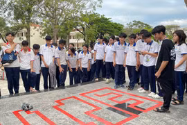 Sôi nổi "Ngày hội STEM" tại Trường THPT Quốc học Quy Nhơn