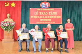 Đảng ủy phường An Phú và Thống Nhất trao Huy hiệu Đảng đợt 3-2