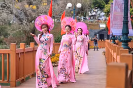 Top 20 thí sinh Hoa hậu Doanh nhân Việt Nam dâng hoa, dâng hương tưởng niệm Bác Hồ và trình diễn áo dài