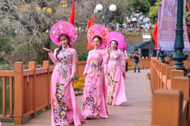 Top 20 thí sinh Hoa hậu Doanh nhân Việt Nam dâng hoa, dâng hương tưởng niệm Bác Hồ và trình diễn áo dài