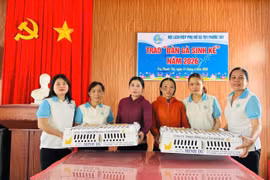 Hội Liên hiệp Phụ nữ xã Tuy Phước Tây trao “đàn gà sinh kế” cho hội viên nghèo, cận nghèo