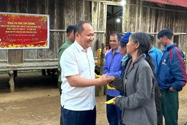 Phó Bí thư Thường trực Tỉnh ủy Rah Lan Chung thăm và tặng quà Tết ở thôn O2, xã Vĩnh Sơn