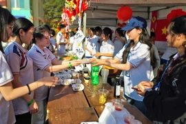 Rộn ràng hội chợ gây quỹ “Mùa xuân cho em”