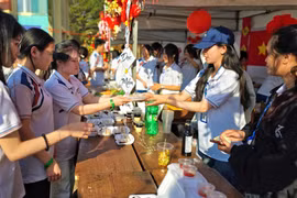 Rộn ràng hội chợ gây quỹ “Mùa xuân cho em”