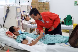 Gia Lai: Trao tiền hỗ trợ cho bệnh nhân nghèo và địa chỉ nhân đạo