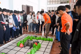 Gần 500 học sinh THCS tham gia Ngày hội FSchool TechXperience