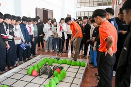 Gần 500 học sinh THCS tham gia Ngày hội FSchool TechXperience