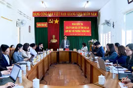 Phó Chủ tịch Thường trực Ủy ban MTTQ Việt Nam tỉnh Trần Minh Sơn kiểm tra công tác chuẩn bị bầu cử tại phường Thống Nhất