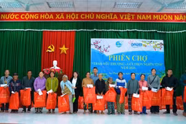 Trao 247 suất quà Tết cho các gia đình khó khăn tại xã Tuy Phước Đông