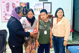 Hơn 334 triệu đồng hỗ trợ trẻ em khiếm thị và học sinh khó khăn tại Gia Lai