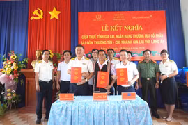 Thuế tỉnh Gia Lai cùng các doanh nghiệp kết nghĩa với 2 làng Hrang và Ấp (xã Đức Cơ)