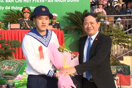 Chủ tịch UBND tỉnh Phạm Anh Tuấn động viên, tiễn 443 tân binh nhập ngũ