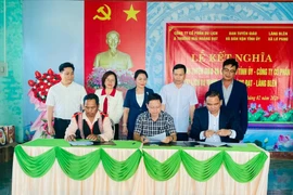 Ban Tuyên giáo và Dân vận Tỉnh ủy kết nghĩa với làng Blên (xã Lơ Pang)