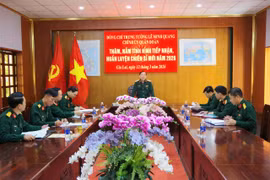 Chính ủy Quân đoàn 34 Lê Minh Quang kiểm tra huấn luyện chiến sĩ mới