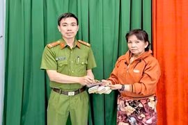Công an xã Bình Dương hỗ trợ tìm và trả lại tài sản trị giá 280 triệu đồng bị đánh rơi cho người dân