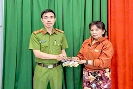 Công an xã Bình Dương hỗ trợ tìm và trả lại tài sản trị giá 280 triệu đồng bị đánh rơi cho người dân