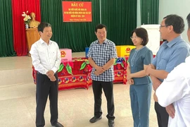 Phó Chủ tịch UBND tỉnh Nguyễn Hữu Quế kiểm tra công tác bầu cử