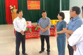 Phó Chủ tịch UBND tỉnh Nguyễn Hữu Quế kiểm tra công tác bầu cử