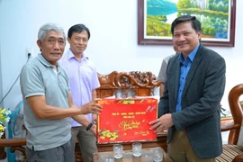 Phó Chủ tịch Thường trực HĐND tỉnh Trương Văn Đạt chúc Tết nguyên lãnh đạo HĐND tỉnh và Đội Cảnh sát phản ứng nhanh