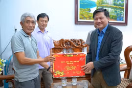 Phó Chủ tịch Thường trực HĐND tỉnh Trương Văn Đạt chúc Tết nguyên lãnh đạo HĐND tỉnh và Đội Cảnh sát phản ứng nhanh