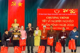 Xã Mang Yang trao 307 phần quà trong chương trình “Tết vì người nghèo - Xuân Bính Ngọ”