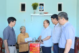 Phó Bí thư Thường trực Tỉnh ủy Rah Lan Chung thăm, chúc Tết nguyên lãnh đạo tỉnh, gia đình chính sách và các đơn vị quân đội