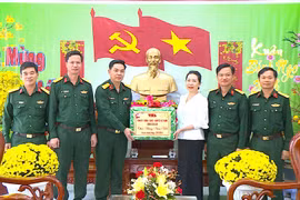 Các Phó Trưởng đoàn chuyên trách Đoàn ĐBQH tỉnh Gia Lai thăm, chúc Tết một số đơn vị và gia đình chính sách