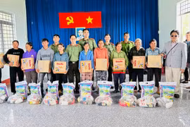 Gia Lai: Tặng 330 suất quà Tết cho người mù, người khuyết tật và hộ nghèo