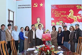 Phó Chủ tịch UBND tỉnh Nguyễn Thị Thanh Lịch thăm, chúc Tết một số đơn vị và nguyên lãnh đạo tỉnh ở khu vực Tây Gia Lai