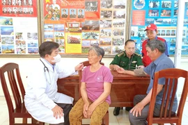 Khám bệnh, cấp thuốc miễn phí cho người dân xã Đề Gi