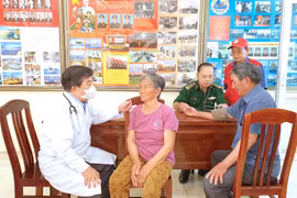 Khám bệnh, cấp thuốc miễn phí cho người dân xã Đề Gi