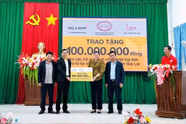 Bac A Bank Chi nhánh Bình Định trao tặng 200 triệu đồng cho người dân bị thiệt hại do bão lũ