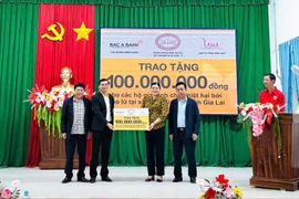 Bac A Bank Chi nhánh Bình Định trao tặng 200 triệu đồng cho người dân bị thiệt hại do bão lũ