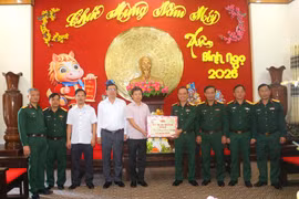 Phó Chủ tịch UBND tỉnh Nguyễn Hữu Quế chúc Tết các đơn vị lực lượng vũ trang và gia đình chính sách