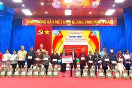 Agribank Chi nhánh Gia Lai tặng 625 phần quà Tết cho hộ nghèo, gia đình chính sách