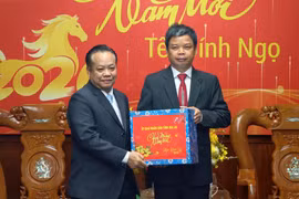 Phó Chủ tịch UBND tỉnh Nguyễn Hữu Quế tiếp Đoàn đại biểu lãnh đạo tỉnh Attapeu sang thăm, chúc Tết 