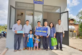 Trao 6 nhà tình thương cho người dân vùng lũ xã Hội Sơn